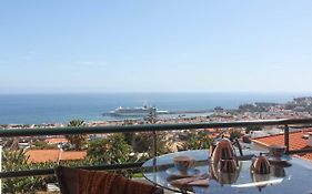 Stylish Apartment With Balcony And Amazing Views Over Funchal And The Sea